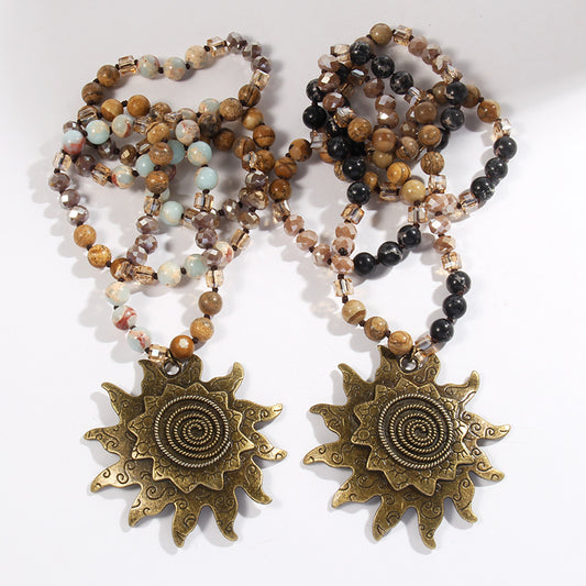 „Glas-Knoten-Halskette mit antik-cyanfarbenem Sonnen-Anhänger – Pullover-Kette“