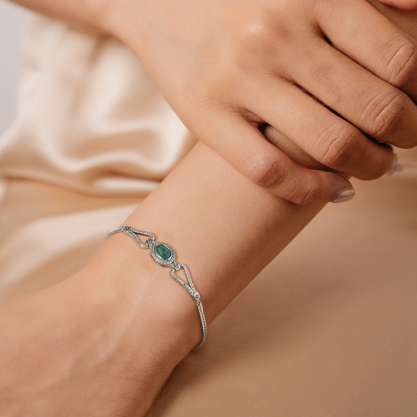 Elegantes Armband aus 925er Silber mit Smaragd und synthetischen Zirkonsteinen