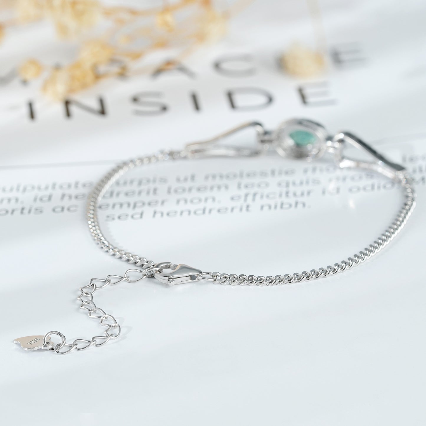 Elegantes Armband aus 925er Silber mit Smaragd und synthetischen Zirkonsteinen