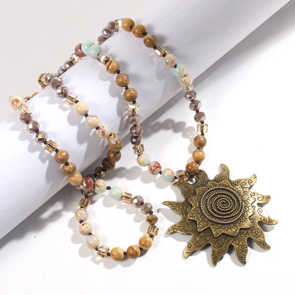 „Glas-Knoten-Halskette mit antik-cyanfarbenem Sonnen-Anhänger – Pullover-Kette“