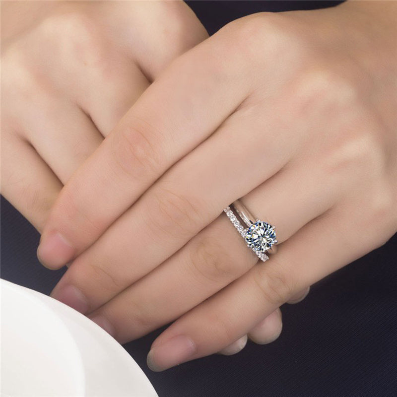 925 Sterlingsilber, vergoldeter Sechs-Krappen-Ring mit Moissanit & T-Carbon-Diamant